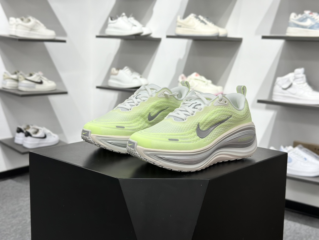 Nike Air Zoom Vomero Plus 运动跑鞋 HV8154-103