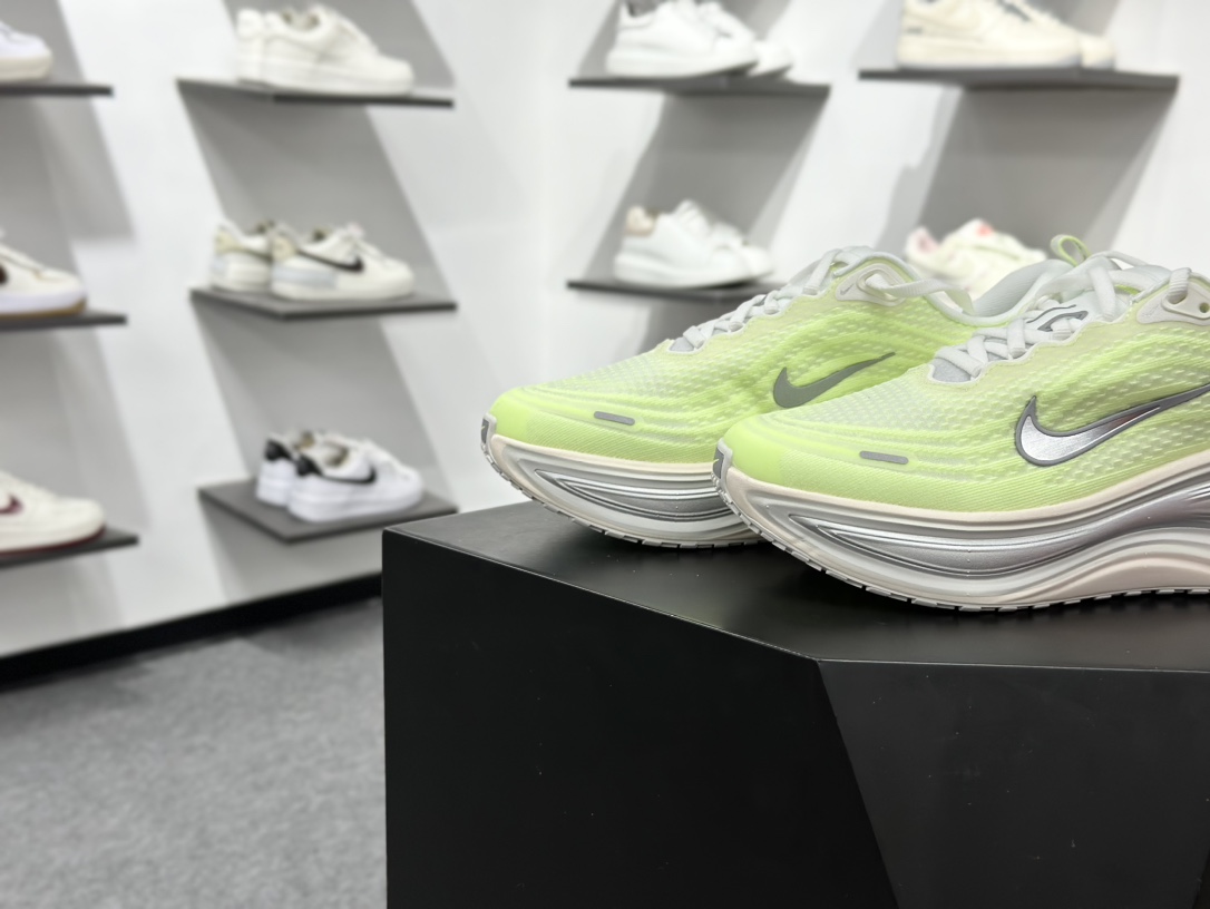 Nike Air Zoom Vomero Plus 运动跑鞋 HV8154-103