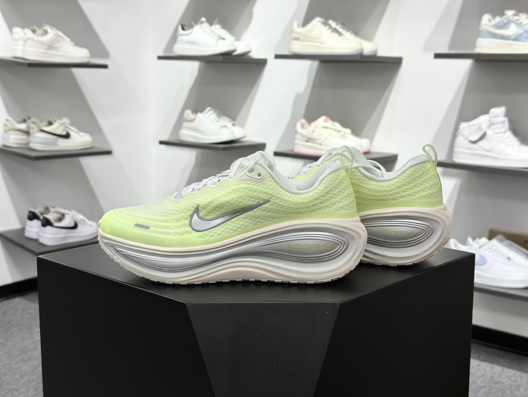 Nike Air Zoom Vomero Plus 运动跑鞋 HV8154-103