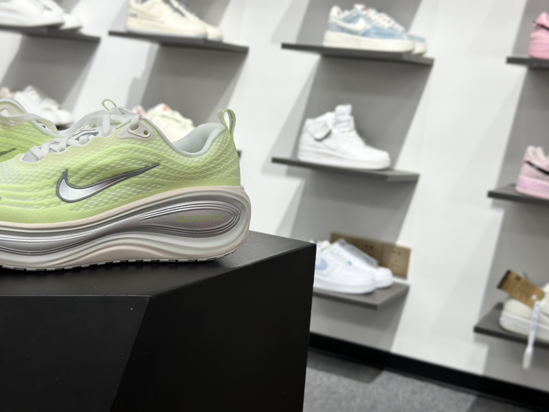 Nike Air Zoom Vomero Plus 运动跑鞋 HV8154-103