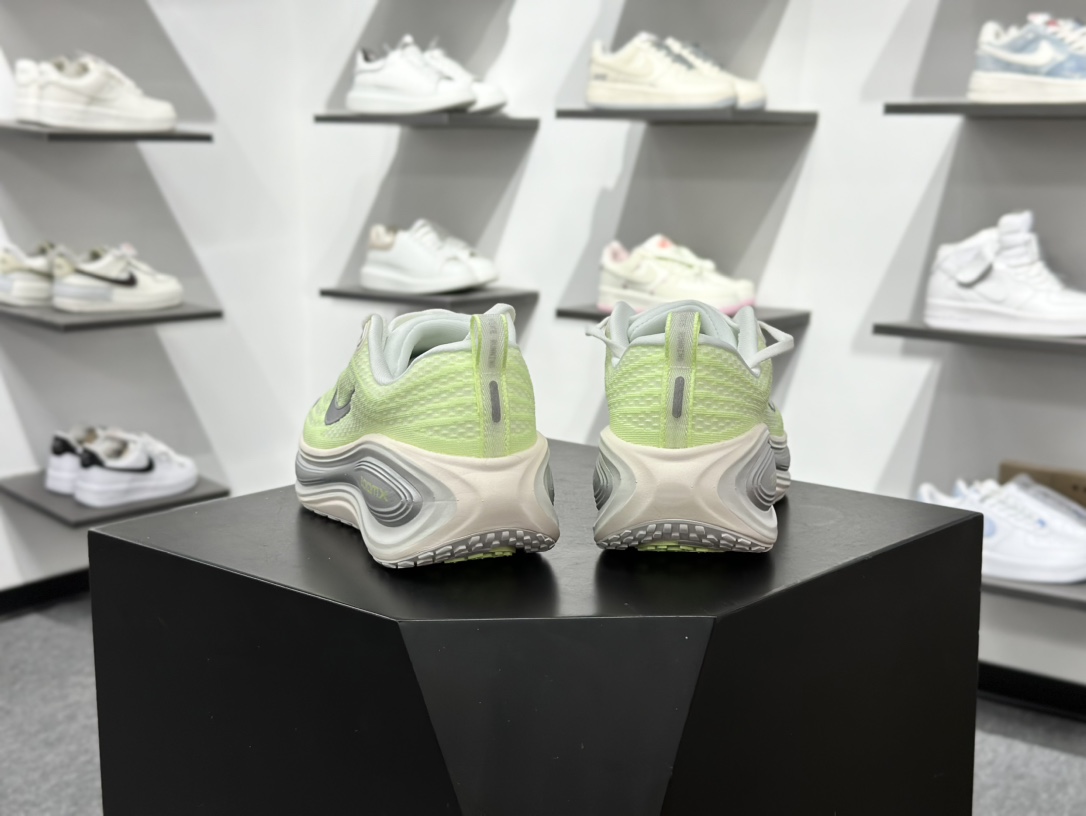 Nike Air Zoom Vomero Plus 运动跑鞋 HV8154-103