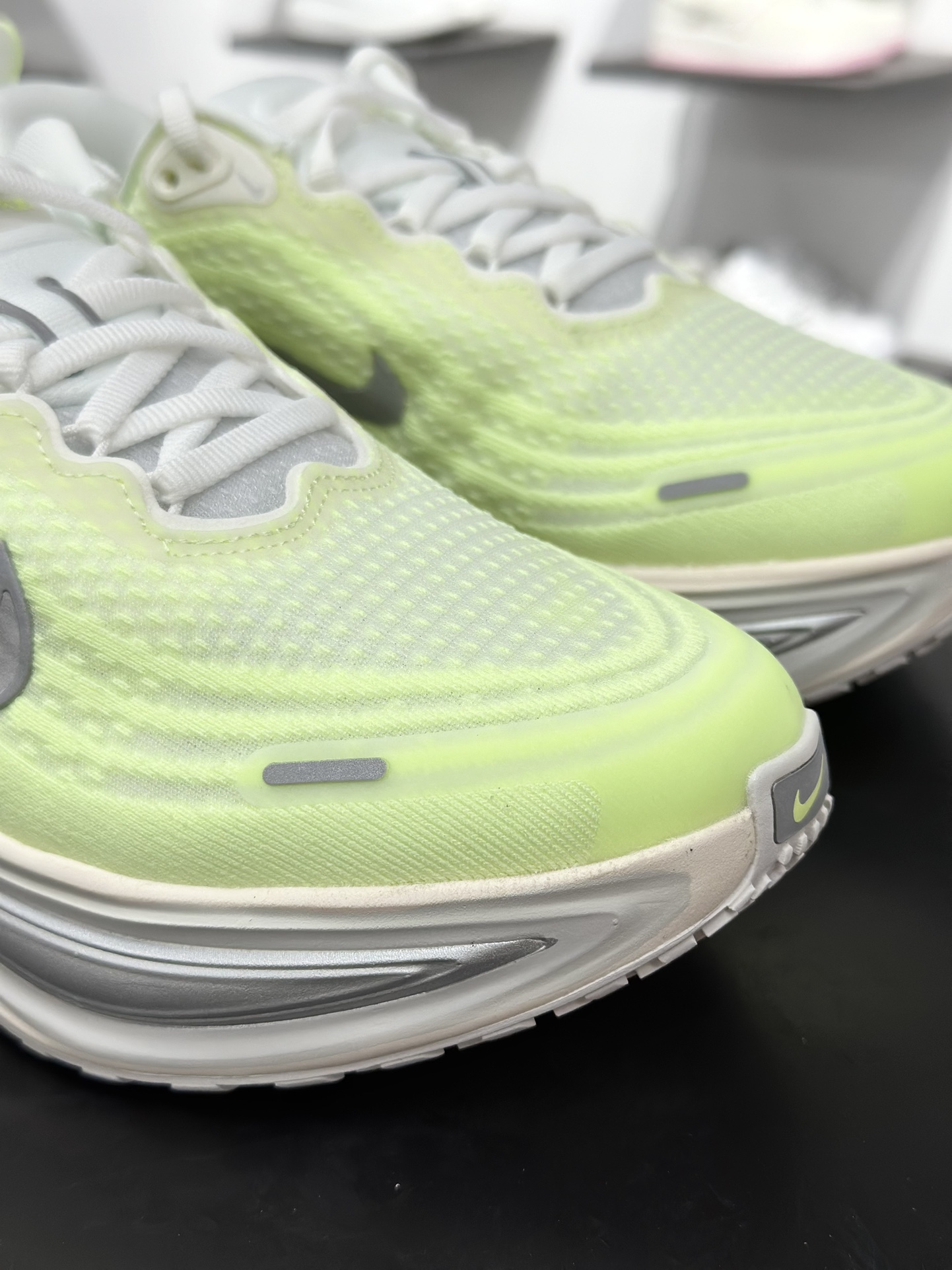 Nike Air Zoom Vomero Plus 运动跑鞋 HV8154-103