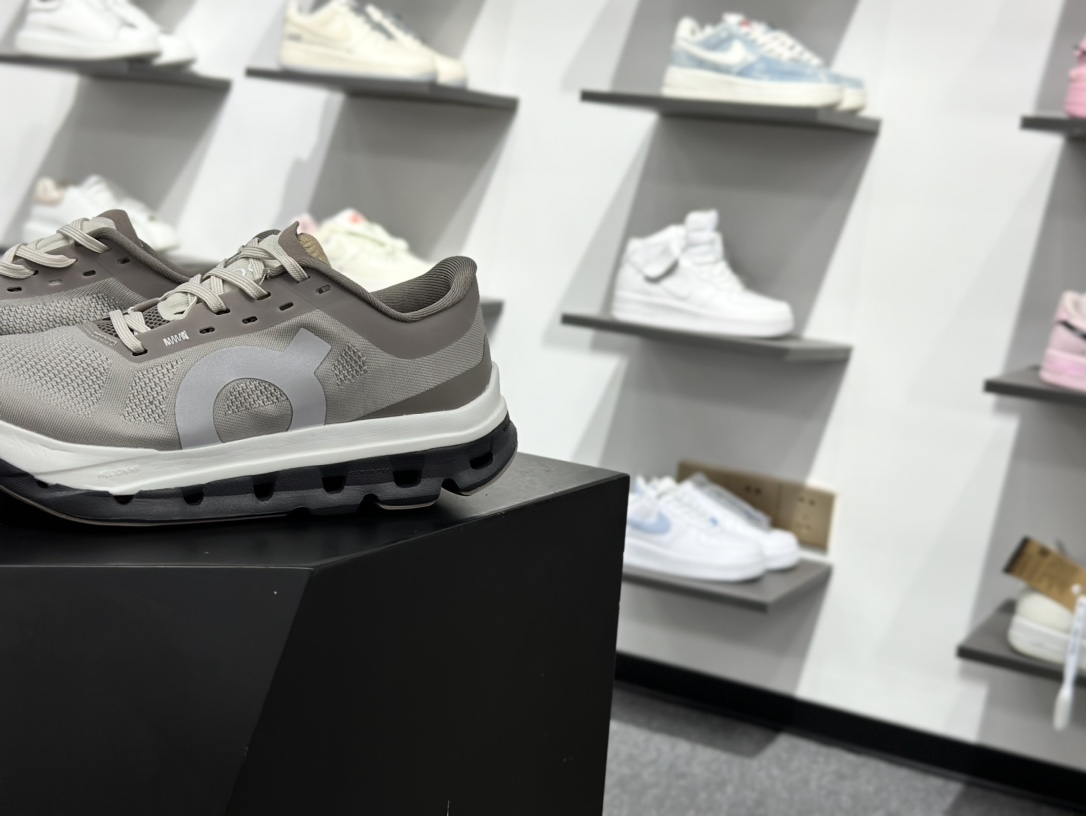 On昂跑 Cloud 轻量运动休闲鞋 轻量透气的工程网格结合环保人造麂皮