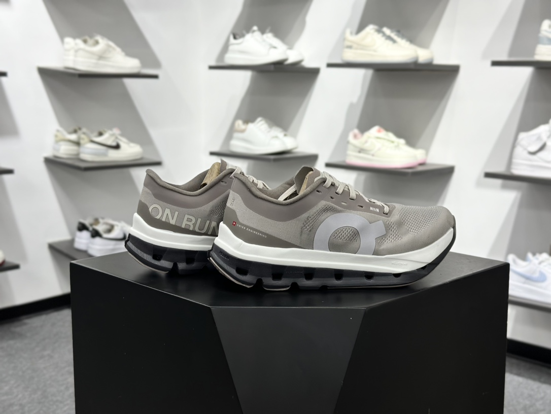 On昂跑 Cloud 轻量运动休闲鞋 轻量透气的工程网格结合环保人造麂皮