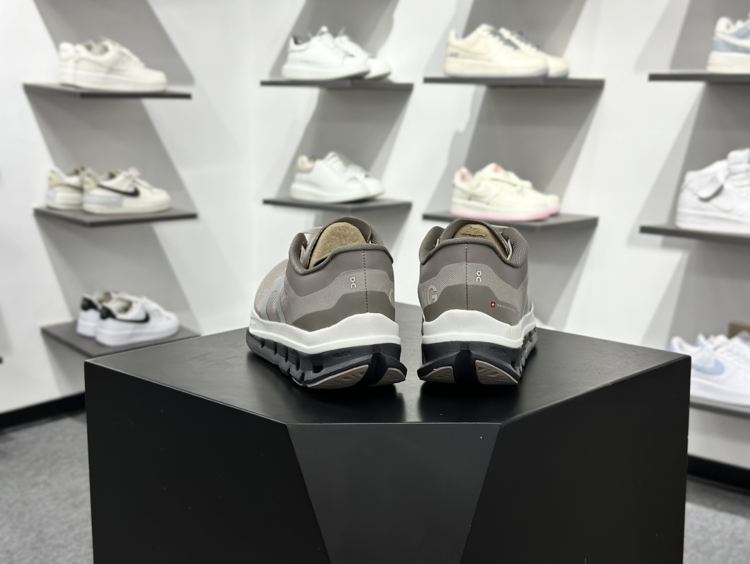 On昂跑 Cloud 轻量运动休闲鞋 轻量透气的工程网格结合环保人造麂皮