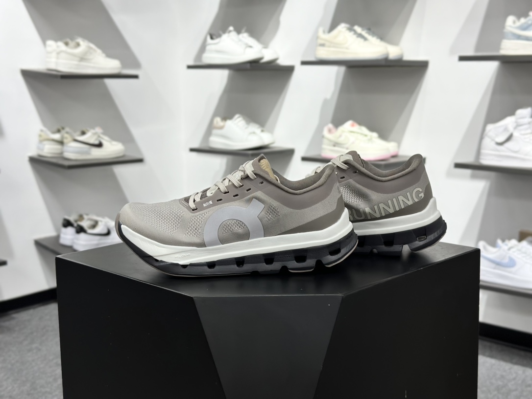 On昂跑 Cloud 轻量运动休闲鞋 轻量透气的工程网格结合环保人造麂皮