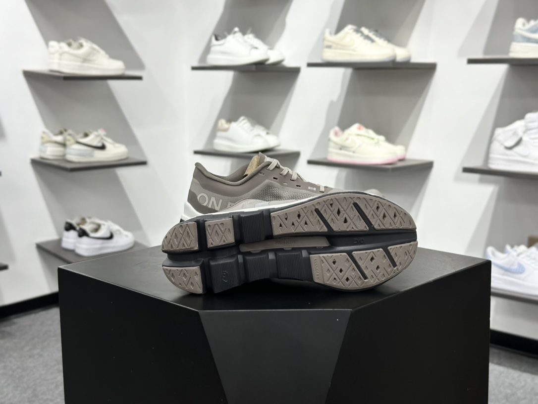 On昂跑 Cloud 轻量运动休闲鞋 轻量透气的工程网格结合环保人造麂皮