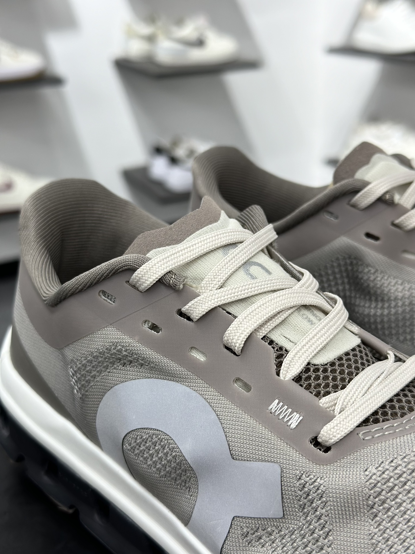 On昂跑 Cloud 轻量运动休闲鞋 轻量透气的工程网格结合环保人造麂皮