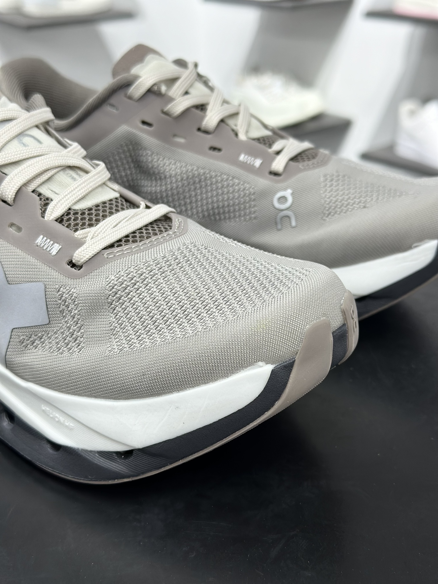 On昂跑 Cloud 轻量运动休闲鞋 轻量透气的工程网格结合环保人造麂皮