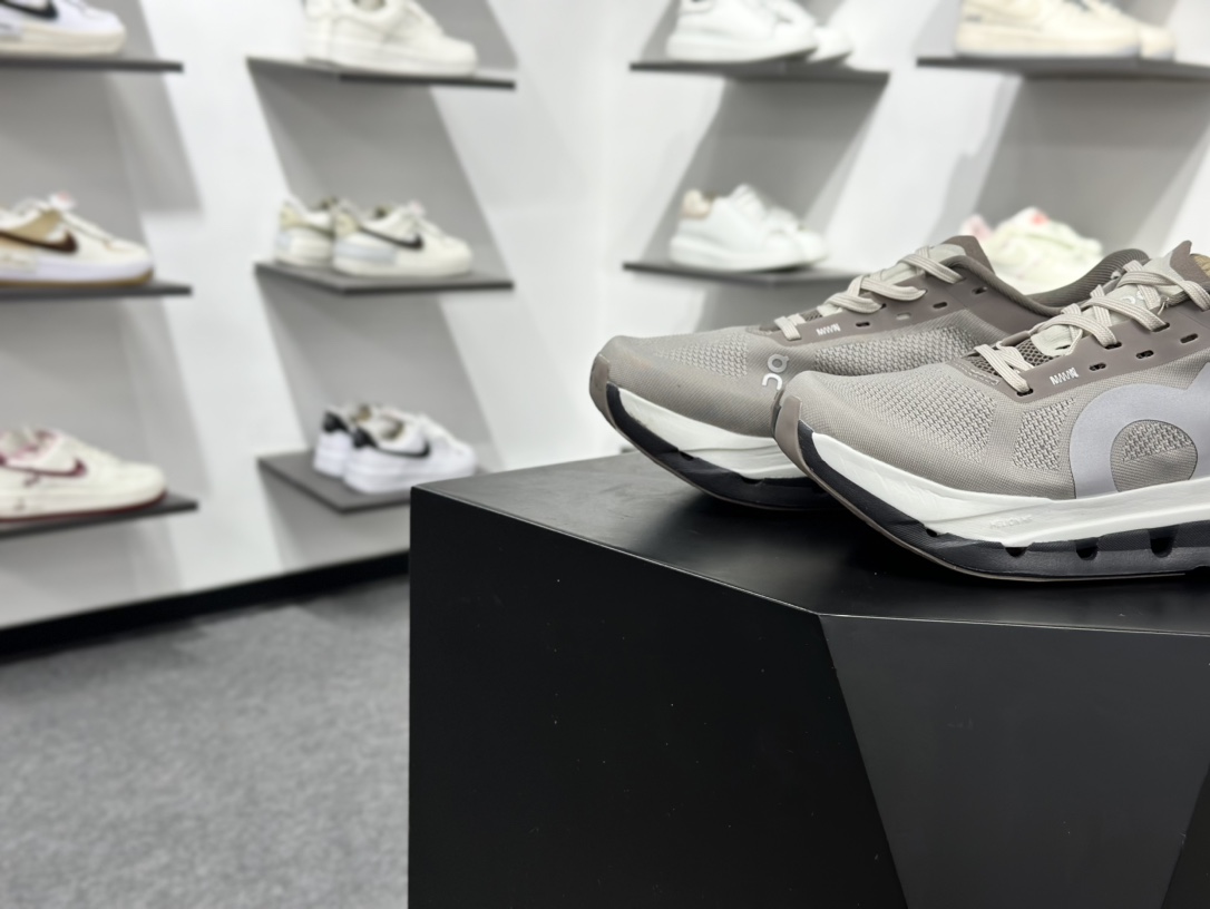 On昂跑 Cloud 轻量运动休闲鞋 轻量透气的工程网格结合环保人造麂皮