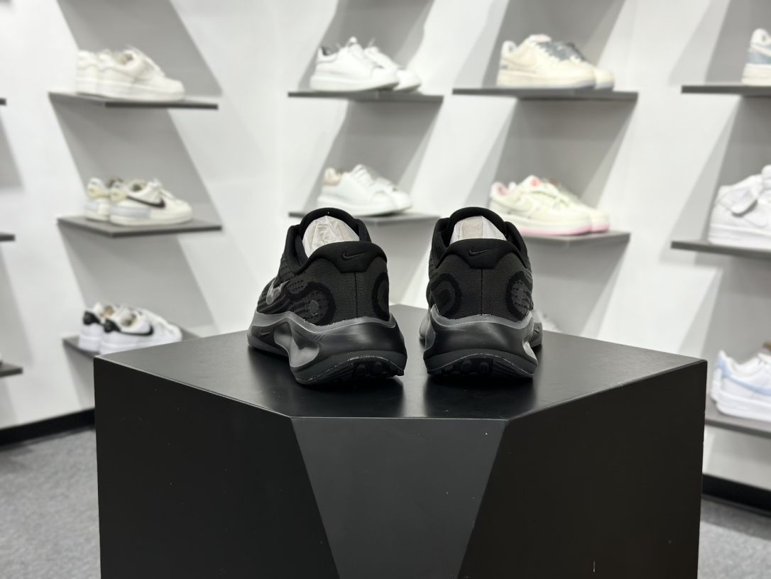 【双11福利】🉐️190
💚Nike Journey Run 跑步鞋 
有颜值真的不赖，精选1️⃣7️⃣色
使用了新型的缓震材料 脚感偏韧后跟有加厚的海绵填充鞋子前掌和后掌做了加宽设计 增加了跑步时的稳定性织物加网纱的鞋面极好的透气性，脚感没得说。新手，进阶跑者，体考体测都可以
不止颜值好看减震助推也是杠杠滴