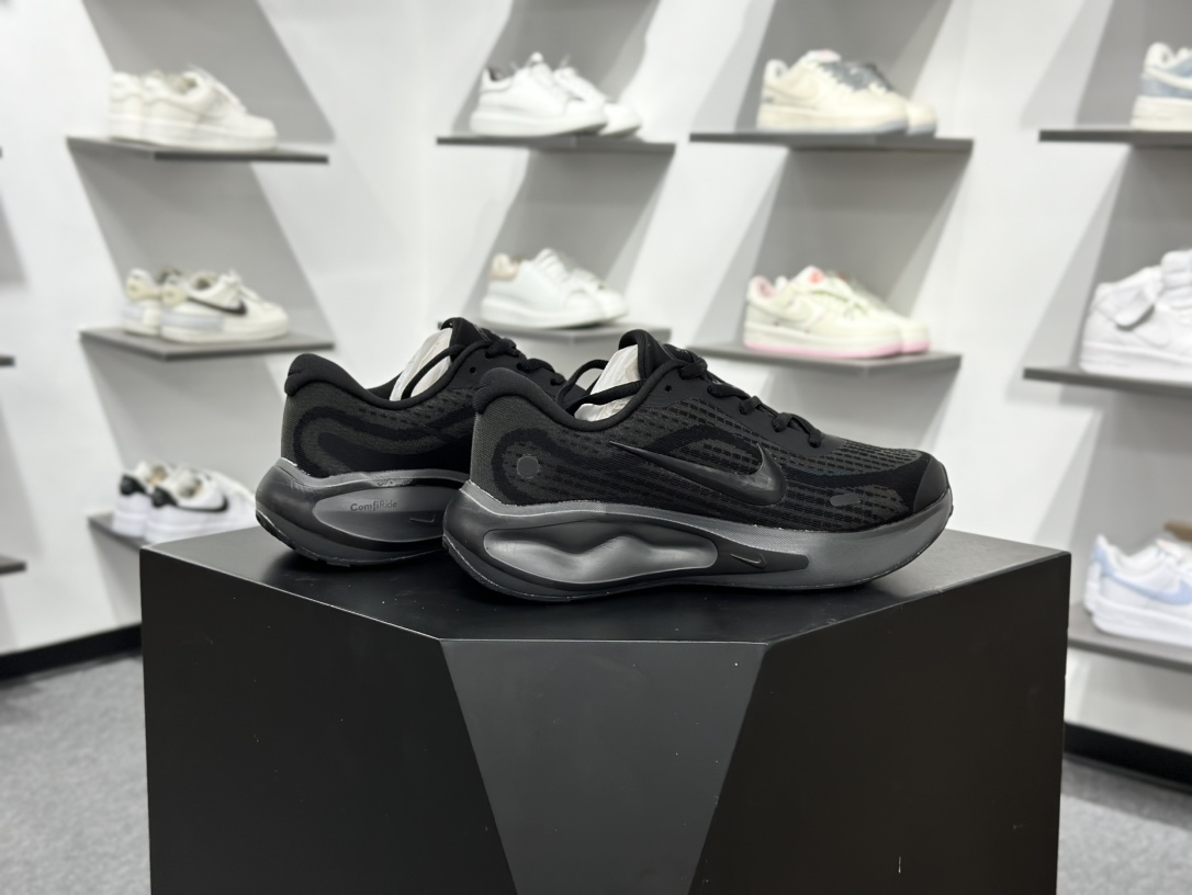 【双11福利】🉐️190
💚Nike Journey Run 跑步鞋 
有颜值真的不赖，精选1️⃣7️⃣色
使用了新型的缓震材料 脚感偏韧后跟有加厚的海绵填充鞋子前掌和后掌做了加宽设计 增加了跑步时的稳定性织物加网纱的鞋面极好的透气性，脚感没得说。新手，进阶跑者，体考体测都可以
不止颜值好看减震助推也是杠杠滴