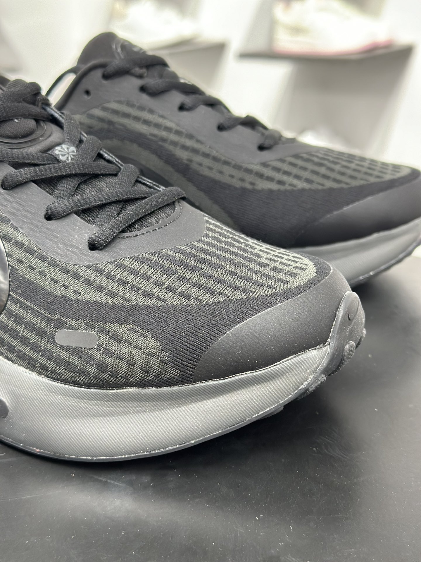 【双11福利】🉐️190
💚Nike Journey Run 跑步鞋 
有颜值真的不赖，精选1️⃣7️⃣色
使用了新型的缓震材料 脚感偏韧后跟有加厚的海绵填充鞋子前掌和后掌做了加宽设计 增加了跑步时的稳定性织物加网纱的鞋面极好的透气性，脚感没得说。新手，进阶跑者，体考体测都可以
不止颜值好看减震助推也是杠杠滴