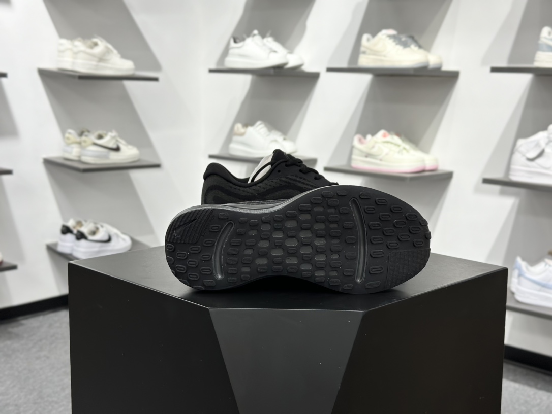 【双11福利】🉐️190
💚Nike Journey Run 跑步鞋 
有颜值真的不赖，精选1️⃣7️⃣色
使用了新型的缓震材料 脚感偏韧后跟有加厚的海绵填充鞋子前掌和后掌做了加宽设计 增加了跑步时的稳定性织物加网纱的鞋面极好的透气性，脚感没得说。新手，进阶跑者，体考体测都可以
不止颜值好看减震助推也是杠杠滴