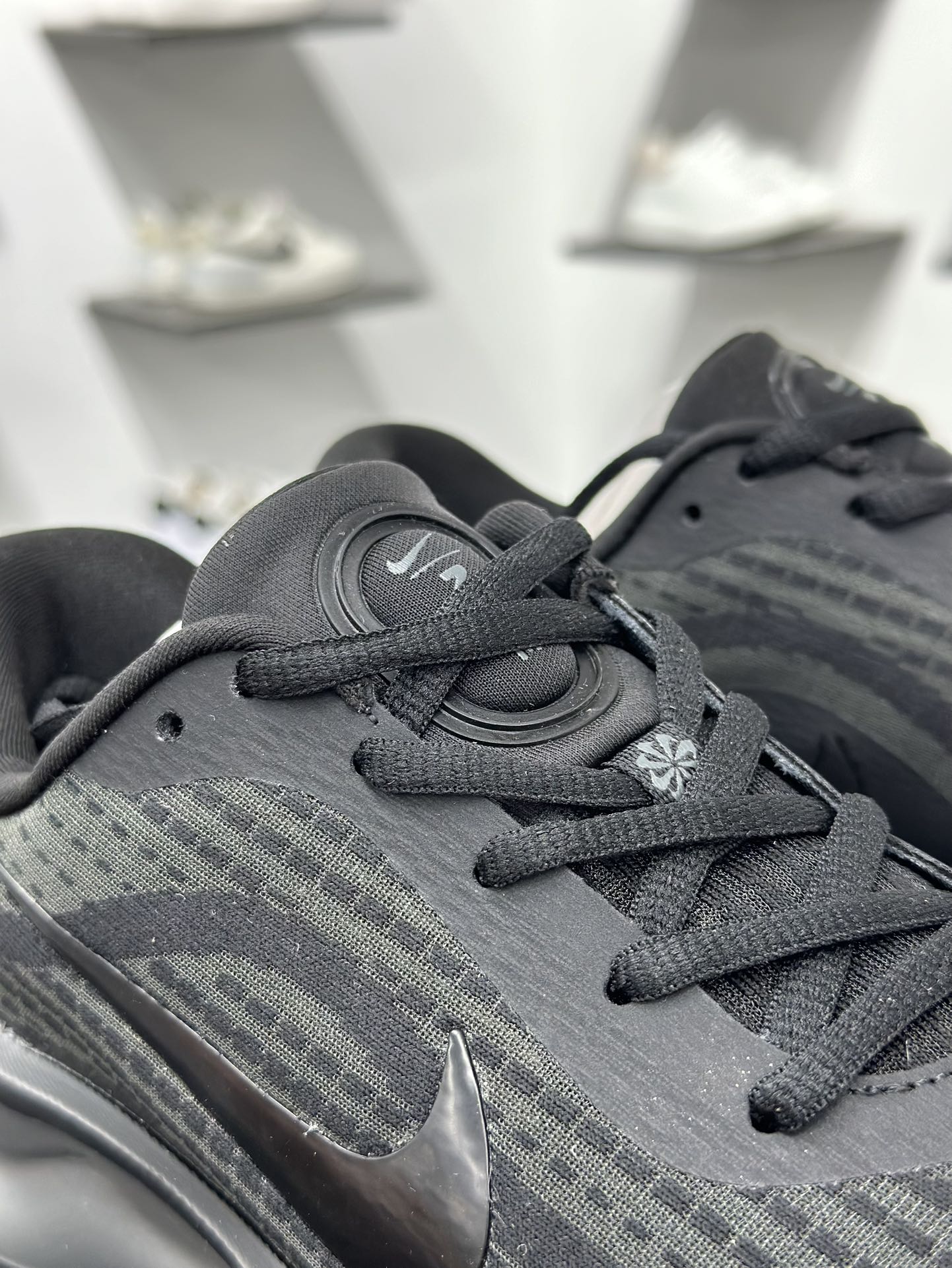 【双11福利】🉐️190
💚Nike Journey Run 跑步鞋 
有颜值真的不赖，精选1️⃣7️⃣色
使用了新型的缓震材料 脚感偏韧后跟有加厚的海绵填充鞋子前掌和后掌做了加宽设计 增加了跑步时的稳定性织物加网纱的鞋面极好的透气性，脚感没得说。新手，进阶跑者，体考体测都可以
不止颜值好看减震助推也是杠杠滴