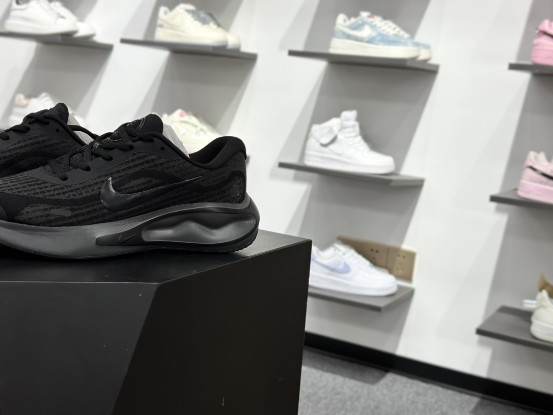 【双11福利】🉐️190
💚Nike Journey Run 跑步鞋 
有颜值真的不赖，精选1️⃣7️⃣色
使用了新型的缓震材料 脚感偏韧后跟有加厚的海绵填充鞋子前掌和后掌做了加宽设计 增加了跑步时的稳定性织物加网纱的鞋面极好的透气性，脚感没得说。新手，进阶跑者，体考体测都可以
不止颜值好看减震助推也是杠杠滴