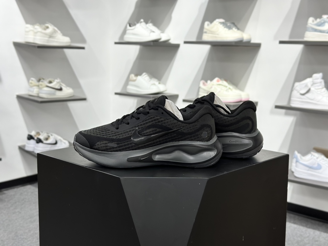 【双11福利】🉐️190
💚Nike Journey Run 跑步鞋 
有颜值真的不赖，精选1️⃣7️⃣色
使用了新型的缓震材料 脚感偏韧后跟有加厚的海绵填充鞋子前掌和后掌做了加宽设计 增加了跑步时的稳定性织物加网纱的鞋面极好的透气性，脚感没得说。新手，进阶跑者，体考体测都可以
不止颜值好看减震助推也是杠杠滴