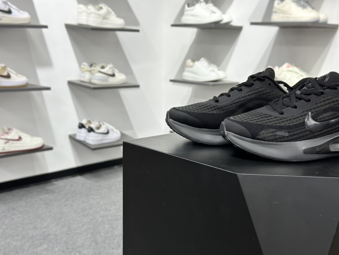 【双11福利】🉐️190
💚Nike Journey Run 跑步鞋 
有颜值真的不赖，精选1️⃣7️⃣色
使用了新型的缓震材料 脚感偏韧后跟有加厚的海绵填充鞋子前掌和后掌做了加宽设计 增加了跑步时的稳定性织物加网纱的鞋面极好的透气性，脚感没得说。新手，进阶跑者，体考体测都可以
不止颜值好看减震助推也是杠杠滴