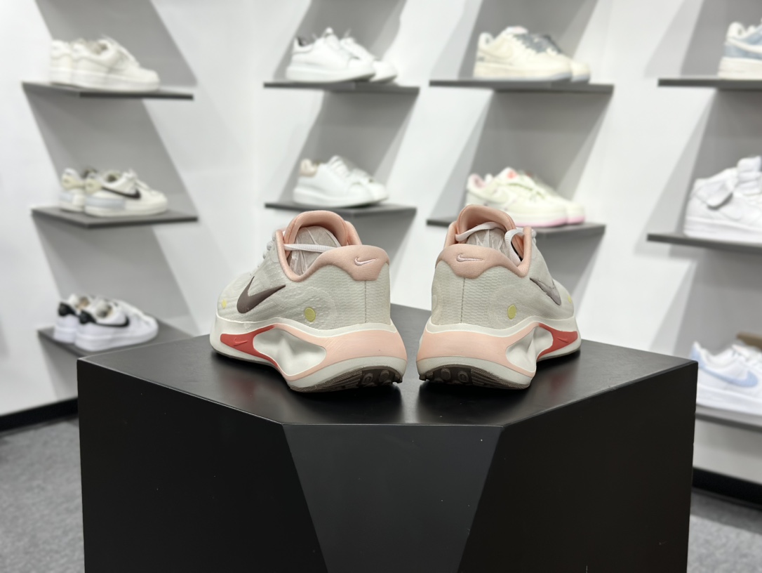 【双11福利】🉐️190
💚Nike Journey Run 跑步鞋 
有颜值真的不赖，精选1️⃣7️⃣色
使用了新型的缓震材料 脚感偏韧后跟有加厚的海绵填充鞋子前掌和后掌做了加宽设计 增加了跑步时的稳定性织物加网纱的鞋面极好的透气性，脚感没得说。新手，进阶跑者，体考体测都可以
不止颜值好看减震助推也是杠杠滴