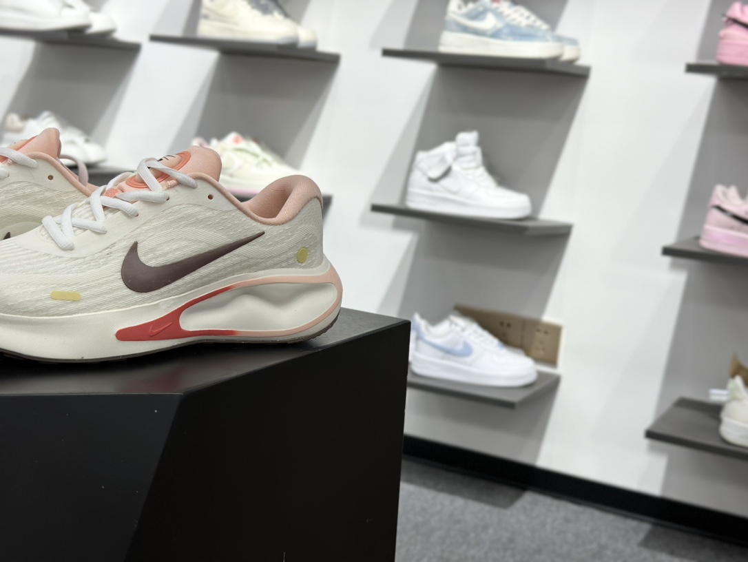 【双11福利】🉐️190
💚Nike Journey Run 跑步鞋 
有颜值真的不赖，精选1️⃣7️⃣色
使用了新型的缓震材料 脚感偏韧后跟有加厚的海绵填充鞋子前掌和后掌做了加宽设计 增加了跑步时的稳定性织物加网纱的鞋面极好的透气性，脚感没得说。新手，进阶跑者，体考体测都可以
不止颜值好看减震助推也是杠杠滴