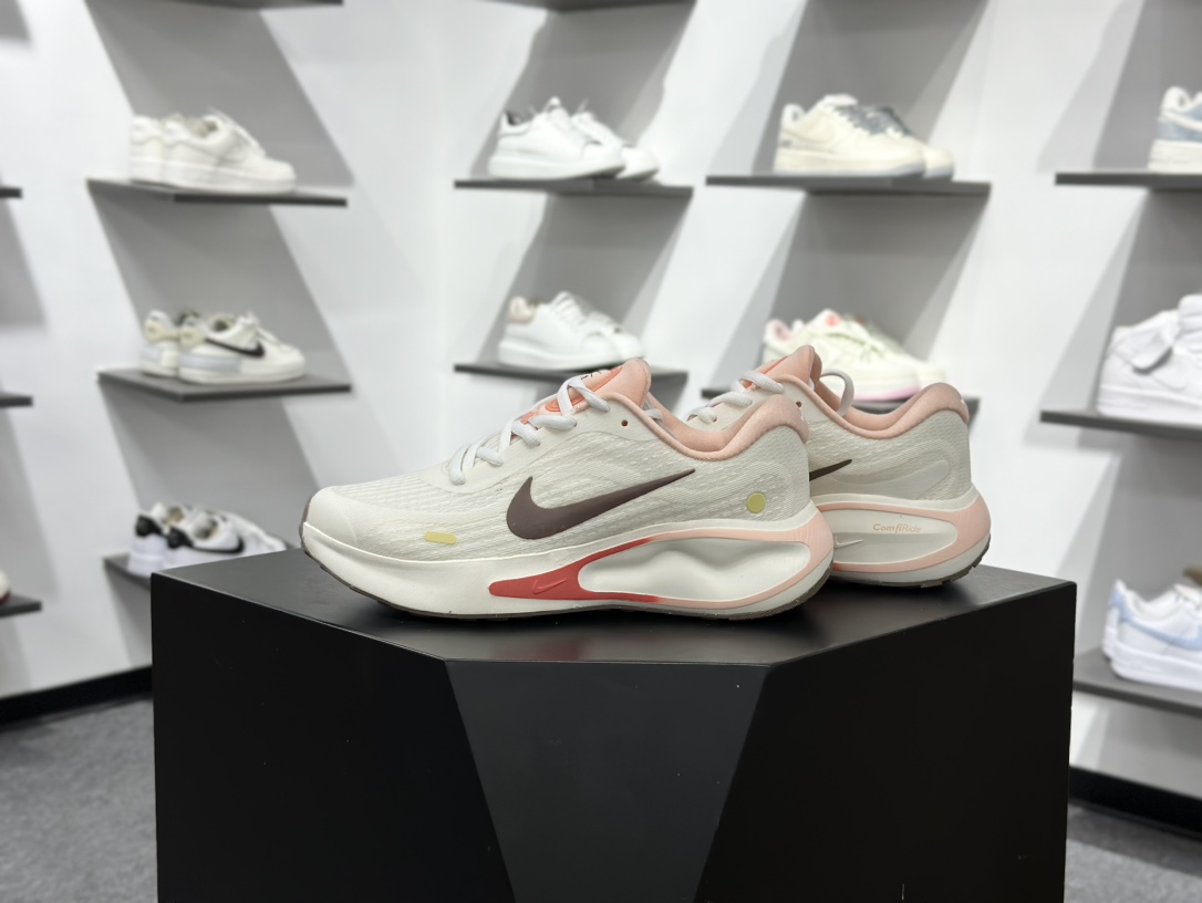 【双11福利】🉐️190
💚Nike Journey Run 跑步鞋 
有颜值真的不赖，精选1️⃣7️⃣色
使用了新型的缓震材料 脚感偏韧后跟有加厚的海绵填充鞋子前掌和后掌做了加宽设计 增加了跑步时的稳定性织物加网纱的鞋面极好的透气性，脚感没得说。新手，进阶跑者，体考体测都可以
不止颜值好看减震助推也是杠杠滴