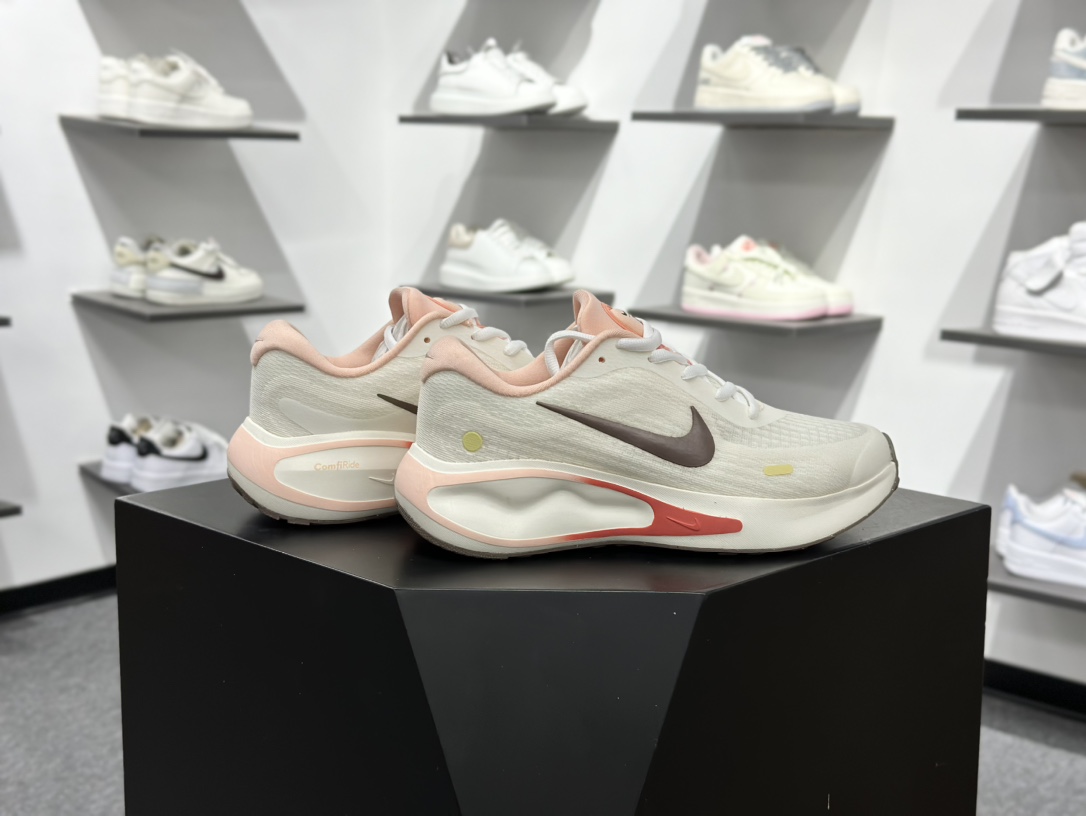 【双11福利】🉐️190
💚Nike Journey Run 跑步鞋 
有颜值真的不赖，精选1️⃣7️⃣色
使用了新型的缓震材料 脚感偏韧后跟有加厚的海绵填充鞋子前掌和后掌做了加宽设计 增加了跑步时的稳定性织物加网纱的鞋面极好的透气性，脚感没得说。新手，进阶跑者，体考体测都可以
不止颜值好看减震助推也是杠杠滴