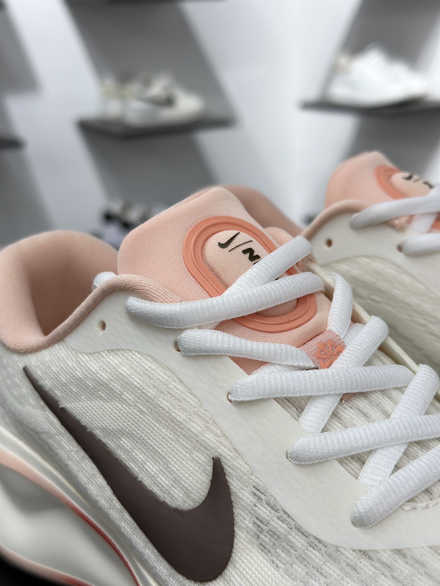 【双11福利】🉐️190
💚Nike Journey Run 跑步鞋 
有颜值真的不赖，精选1️⃣7️⃣色
使用了新型的缓震材料 脚感偏韧后跟有加厚的海绵填充鞋子前掌和后掌做了加宽设计 增加了跑步时的稳定性织物加网纱的鞋面极好的透气性，脚感没得说。新手，进阶跑者，体考体测都可以
不止颜值好看减震助推也是杠杠滴