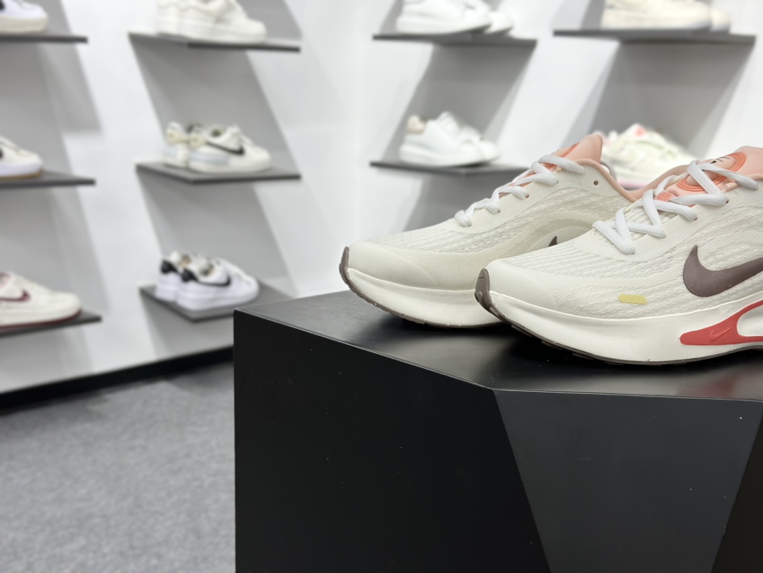 【双11福利】🉐️190
💚Nike Journey Run 跑步鞋 
有颜值真的不赖，精选1️⃣7️⃣色
使用了新型的缓震材料 脚感偏韧后跟有加厚的海绵填充鞋子前掌和后掌做了加宽设计 增加了跑步时的稳定性织物加网纱的鞋面极好的透气性，脚感没得说。新手，进阶跑者，体考体测都可以
不止颜值好看减震助推也是杠杠滴