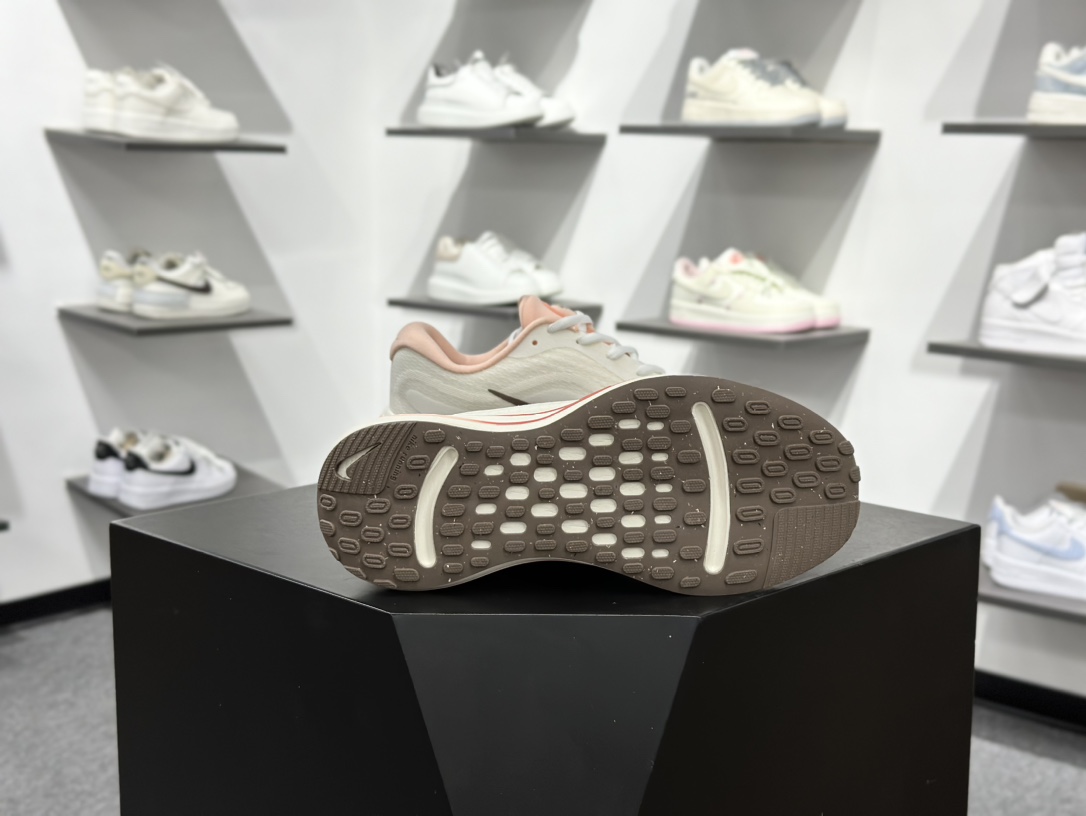 【双11福利】🉐️190
💚Nike Journey Run 跑步鞋 
有颜值真的不赖，精选1️⃣7️⃣色
使用了新型的缓震材料 脚感偏韧后跟有加厚的海绵填充鞋子前掌和后掌做了加宽设计 增加了跑步时的稳定性织物加网纱的鞋面极好的透气性，脚感没得说。新手，进阶跑者，体考体测都可以
不止颜值好看减震助推也是杠杠滴