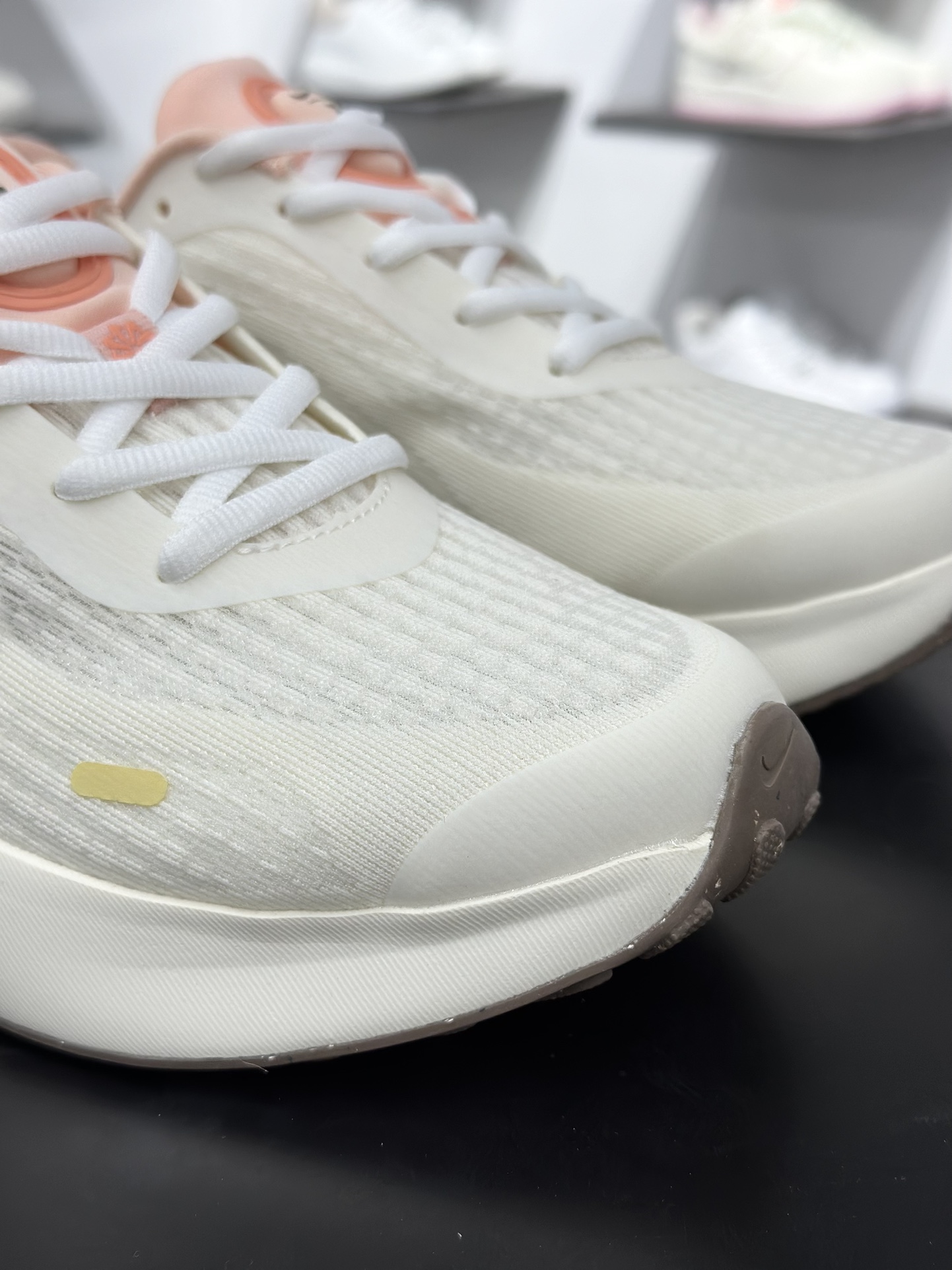 【双11福利】🉐️190
💚Nike Journey Run 跑步鞋 
有颜值真的不赖，精选1️⃣7️⃣色
使用了新型的缓震材料 脚感偏韧后跟有加厚的海绵填充鞋子前掌和后掌做了加宽设计 增加了跑步时的稳定性织物加网纱的鞋面极好的透气性，脚感没得说。新手，进阶跑者，体考体测都可以
不止颜值好看减震助推也是杠杠滴