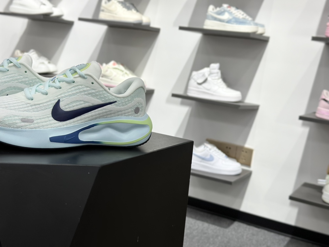 【双11福利】🉐️190
💚Nike Journey Run 跑步鞋 
有颜值真的不赖，精选1️⃣7️⃣色
使用了新型的缓震材料 脚感偏韧后跟有加厚的海绵填充鞋子前掌和后掌做了加宽设计 增加了跑步时的稳定性织物加网纱的鞋面极好的透气性，脚感没得说。新手，进阶跑者，体考体测都可以
不止颜值好看减震助推也是杠杠滴