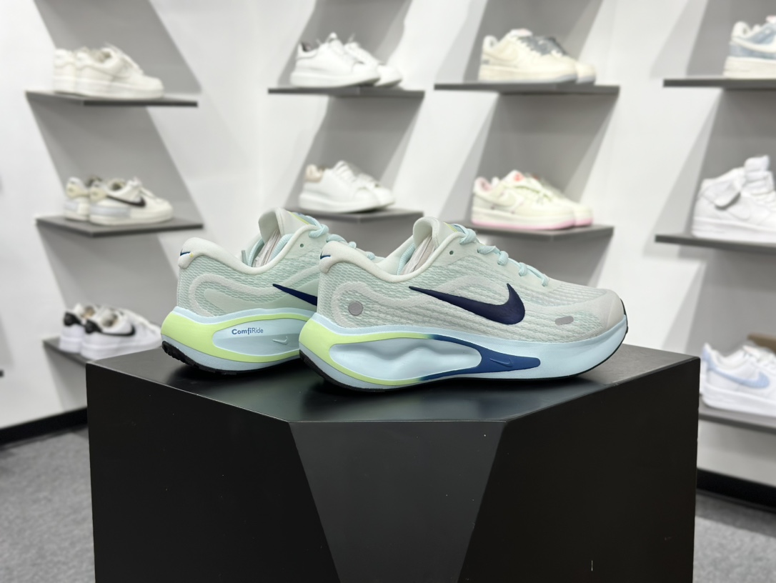 【双11福利】🉐️190
💚Nike Journey Run 跑步鞋 
有颜值真的不赖，精选1️⃣7️⃣色
使用了新型的缓震材料 脚感偏韧后跟有加厚的海绵填充鞋子前掌和后掌做了加宽设计 增加了跑步时的稳定性织物加网纱的鞋面极好的透气性，脚感没得说。新手，进阶跑者，体考体测都可以
不止颜值好看减震助推也是杠杠滴