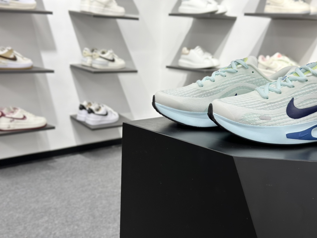 【双11福利】🉐️190
💚Nike Journey Run 跑步鞋 
有颜值真的不赖，精选1️⃣7️⃣色
使用了新型的缓震材料 脚感偏韧后跟有加厚的海绵填充鞋子前掌和后掌做了加宽设计 增加了跑步时的稳定性织物加网纱的鞋面极好的透气性，脚感没得说。新手，进阶跑者，体考体测都可以
不止颜值好看减震助推也是杠杠滴