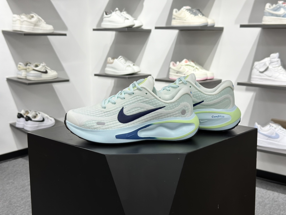 【双11福利】🉐️190
💚Nike Journey Run 跑步鞋 
有颜值真的不赖，精选1️⃣7️⃣色
使用了新型的缓震材料 脚感偏韧后跟有加厚的海绵填充鞋子前掌和后掌做了加宽设计 增加了跑步时的稳定性织物加网纱的鞋面极好的透气性，脚感没得说。新手，进阶跑者，体考体测都可以
不止颜值好看减震助推也是杠杠滴