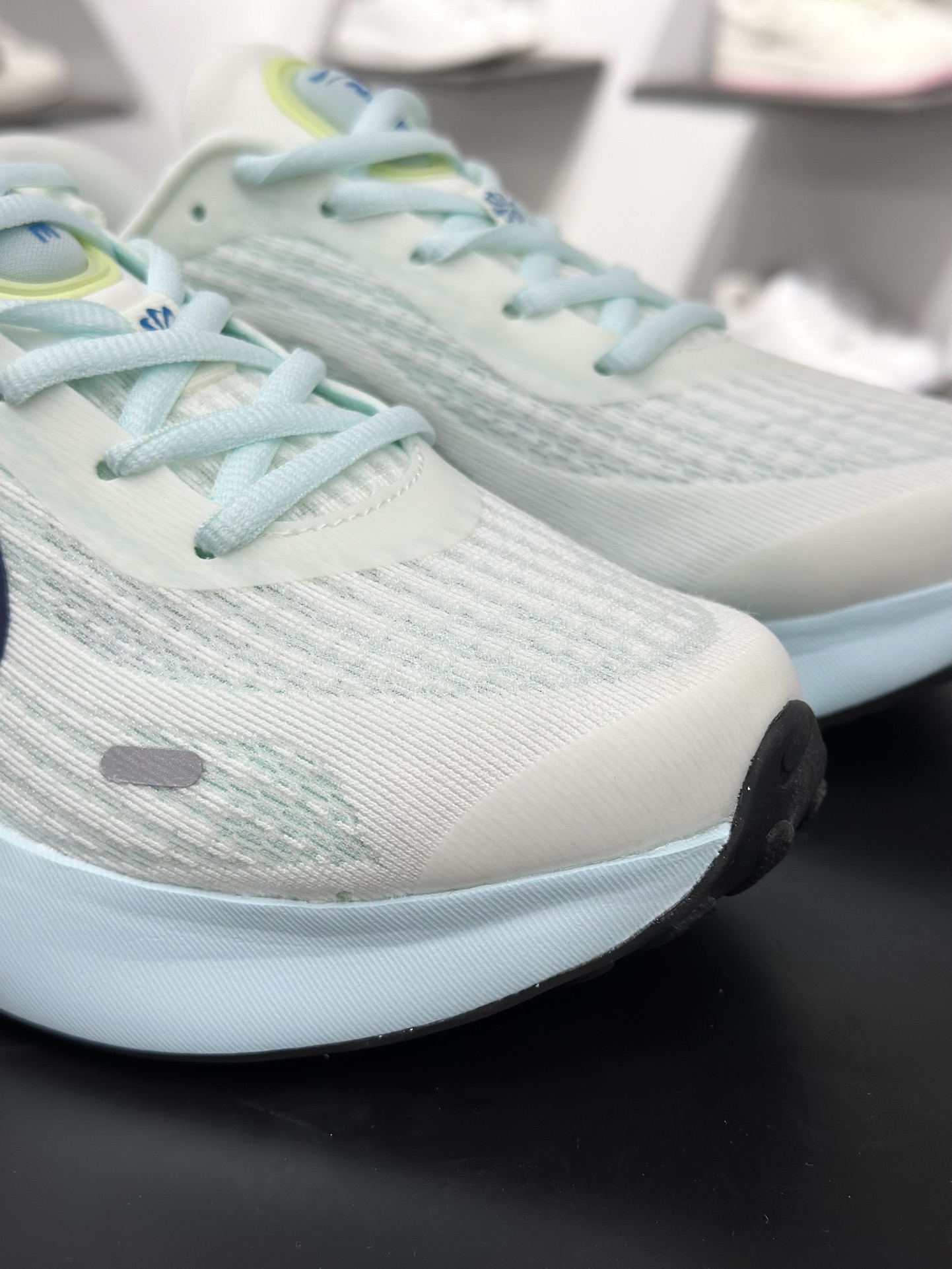 【双11福利】🉐️190
💚Nike Journey Run 跑步鞋 
有颜值真的不赖，精选1️⃣7️⃣色
使用了新型的缓震材料 脚感偏韧后跟有加厚的海绵填充鞋子前掌和后掌做了加宽设计 增加了跑步时的稳定性织物加网纱的鞋面极好的透气性，脚感没得说。新手，进阶跑者，体考体测都可以
不止颜值好看减震助推也是杠杠滴