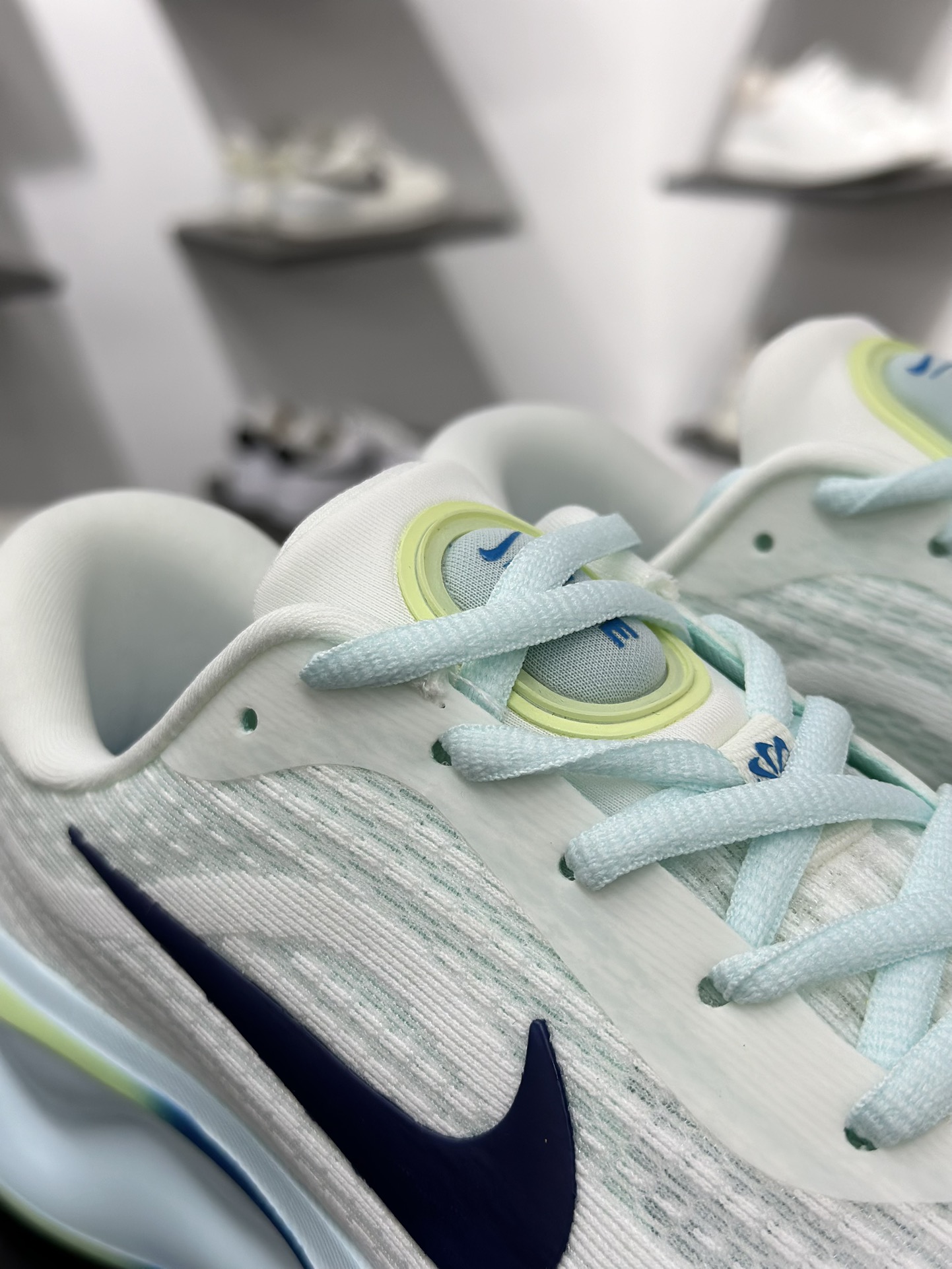 【双11福利】🉐️190
💚Nike Journey Run 跑步鞋 
有颜值真的不赖，精选1️⃣7️⃣色
使用了新型的缓震材料 脚感偏韧后跟有加厚的海绵填充鞋子前掌和后掌做了加宽设计 增加了跑步时的稳定性织物加网纱的鞋面极好的透气性，脚感没得说。新手，进阶跑者，体考体测都可以
不止颜值好看减震助推也是杠杠滴