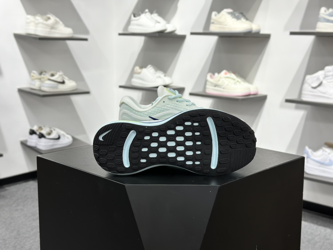 【双11福利】🉐️190
💚Nike Journey Run 跑步鞋 
有颜值真的不赖，精选1️⃣7️⃣色
使用了新型的缓震材料 脚感偏韧后跟有加厚的海绵填充鞋子前掌和后掌做了加宽设计 增加了跑步时的稳定性织物加网纱的鞋面极好的透气性，脚感没得说。新手，进阶跑者，体考体测都可以
不止颜值好看减震助推也是杠杠滴