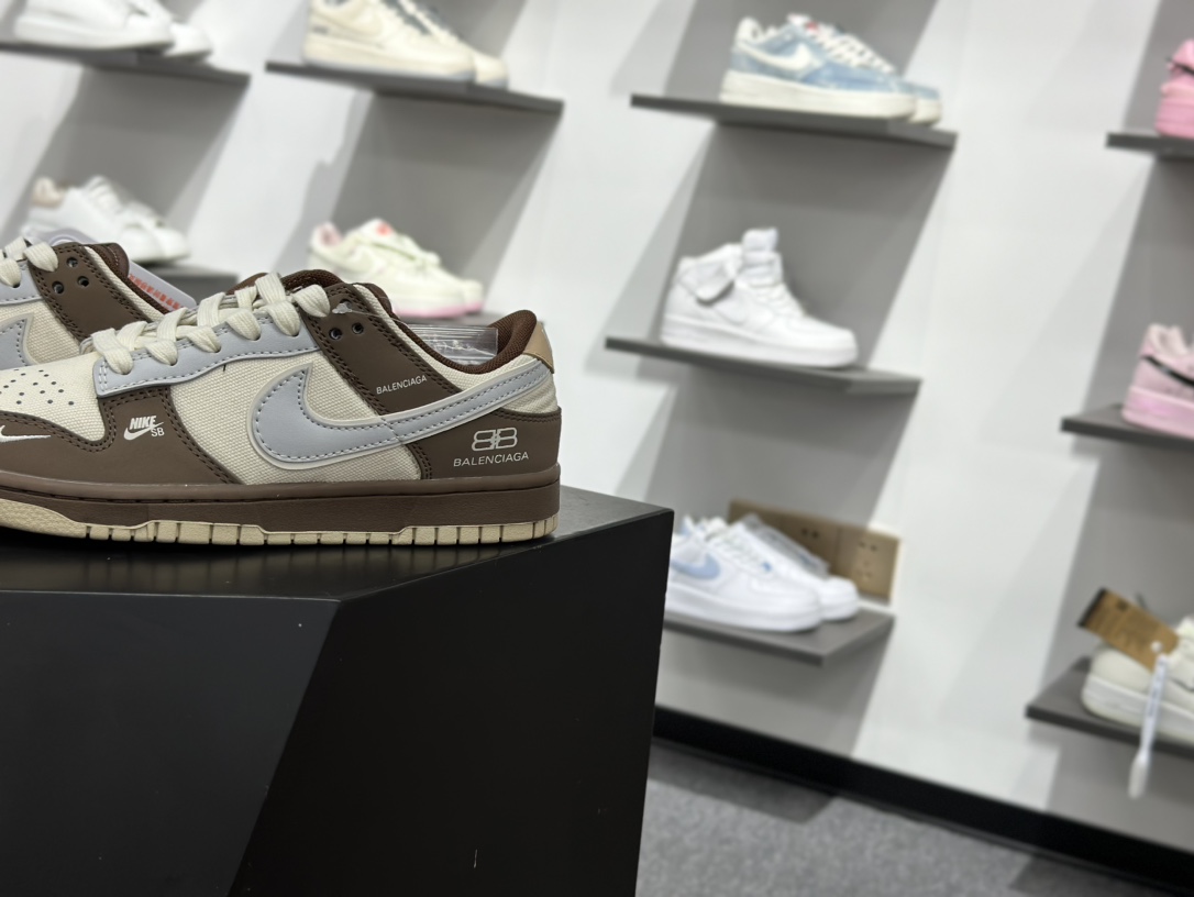200 NIKE DUNK SB LOW 全新配色 巴黎世家联名 定制Dunk SB顾名思义 XD1588-201
