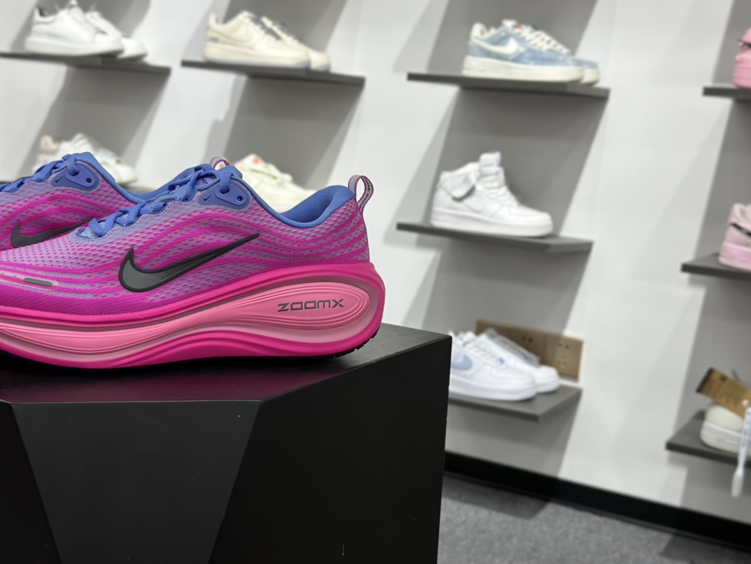 180 Nike Air Zoom Vomero Plus 耐克网面厚底气垫跑鞋 HV8154-400