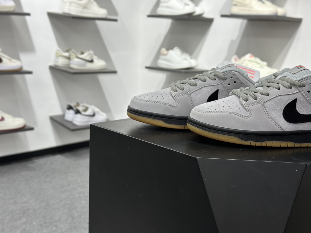 220 NIKE DUNK SB LOW 全新配色 SB顾名思义具有经典的Dunk血缘 FJ1674-002
