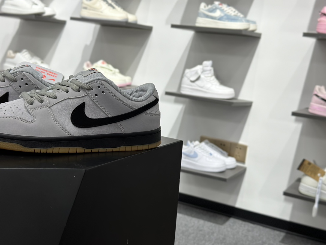 220 NIKE DUNK SB LOW 全新配色 SB顾名思义具有经典的Dunk血缘 FJ1674-002