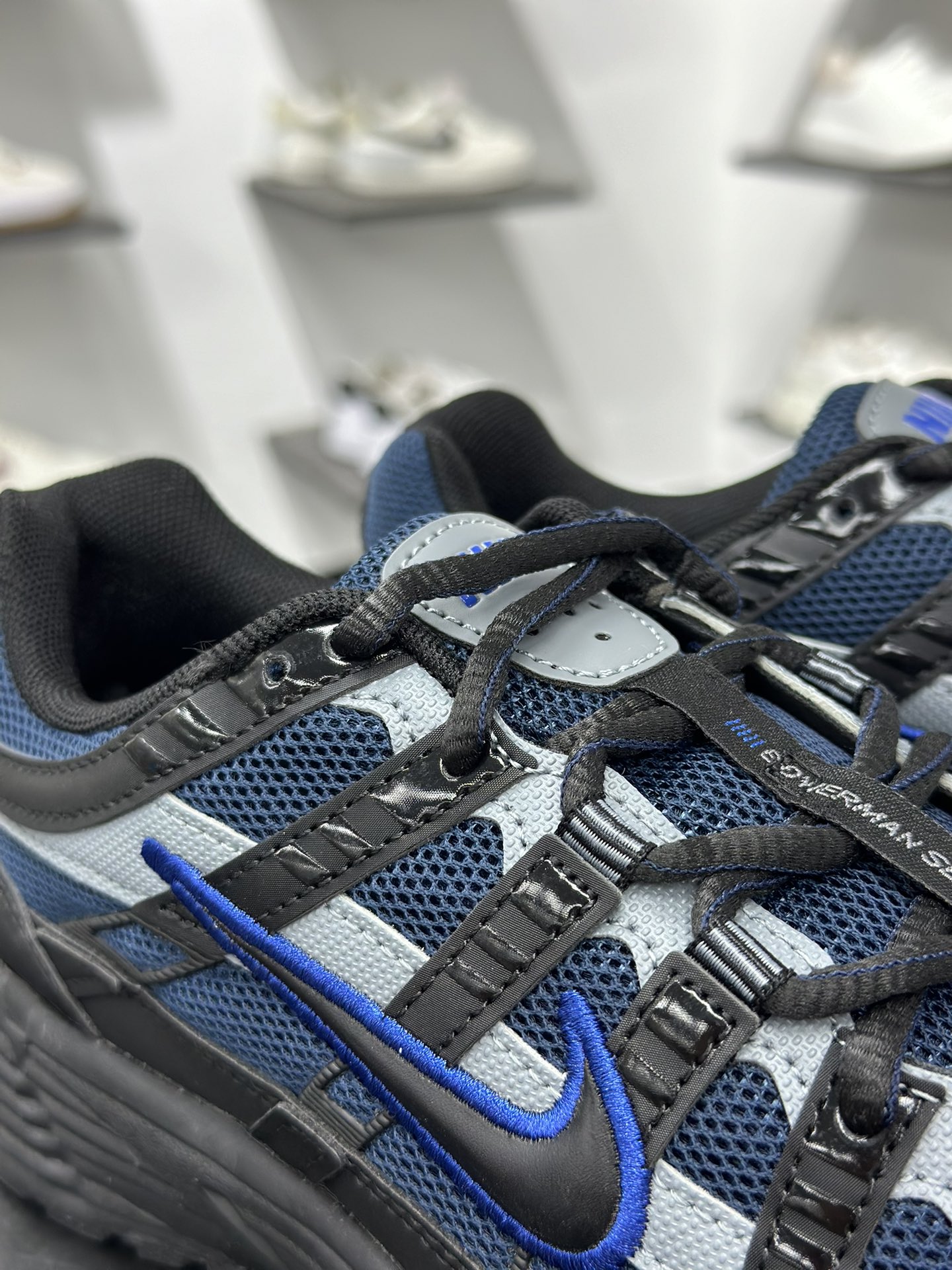 Nike p-6000 女子跑鞋内外侧都用了灰色的钩子 IF6199-002