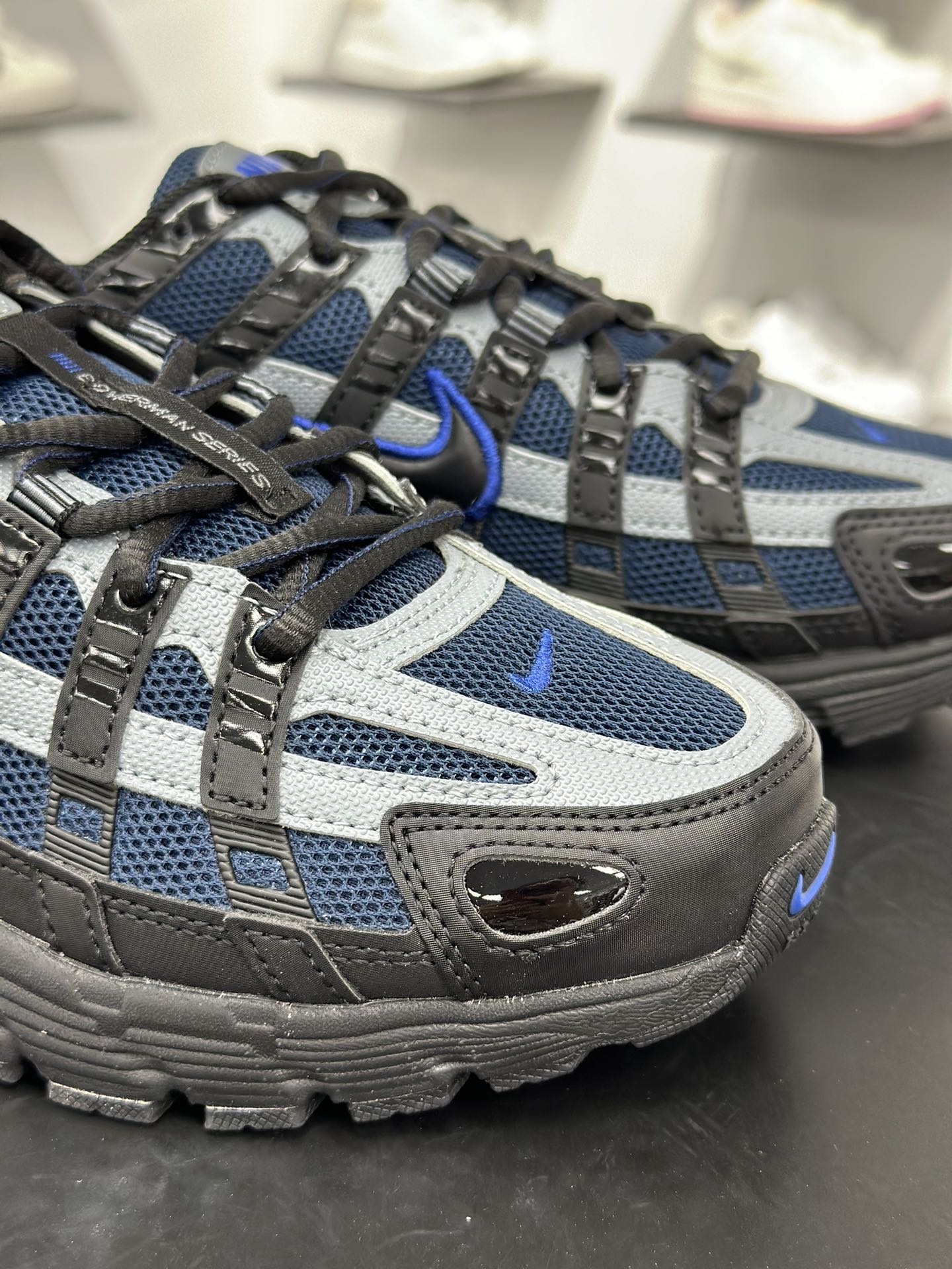 Nike p-6000 女子跑鞋内外侧都用了灰色的钩子 IF6199-002