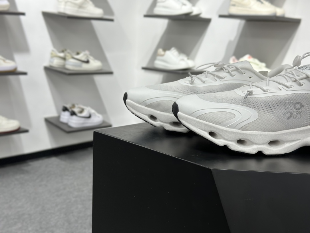 180 On昂跑 LOEWE 系列低帮轻量舒适多功能休闲运动鞋 3MF3066