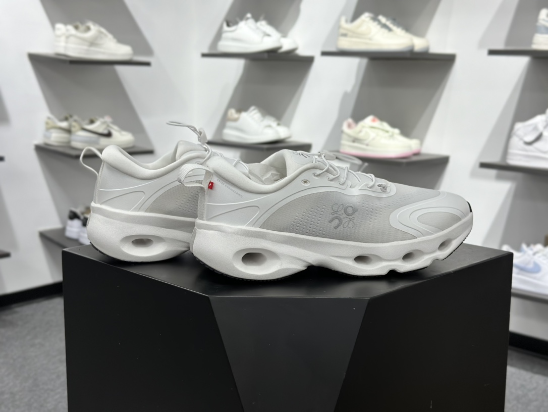 180 On昂跑 LOEWE 系列低帮轻量舒适多功能休闲运动鞋 3MF3066