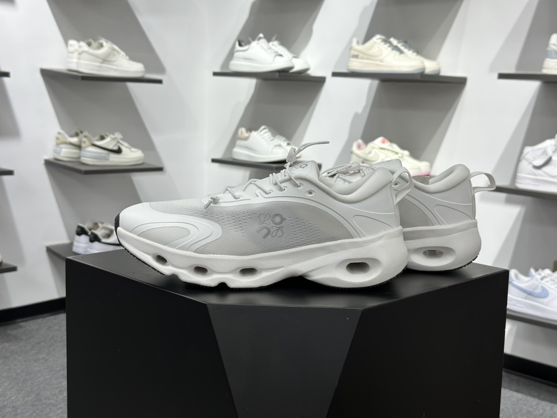 180 On昂跑 LOEWE 系列低帮轻量舒适多功能休闲运动鞋 3MF3066