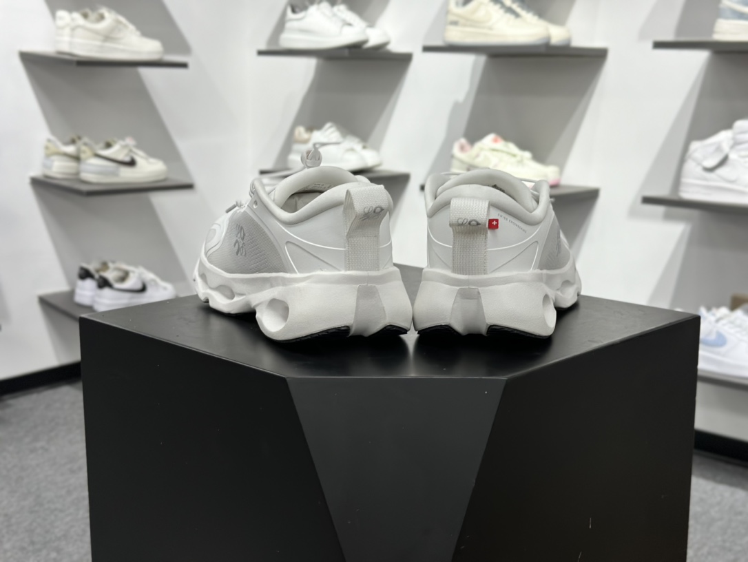 180 On昂跑 LOEWE 系列低帮轻量舒适多功能休闲运动鞋 3MF3066