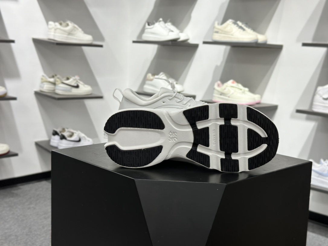 180 On昂跑 LOEWE 系列低帮轻量舒适多功能休闲运动鞋 3MF3066