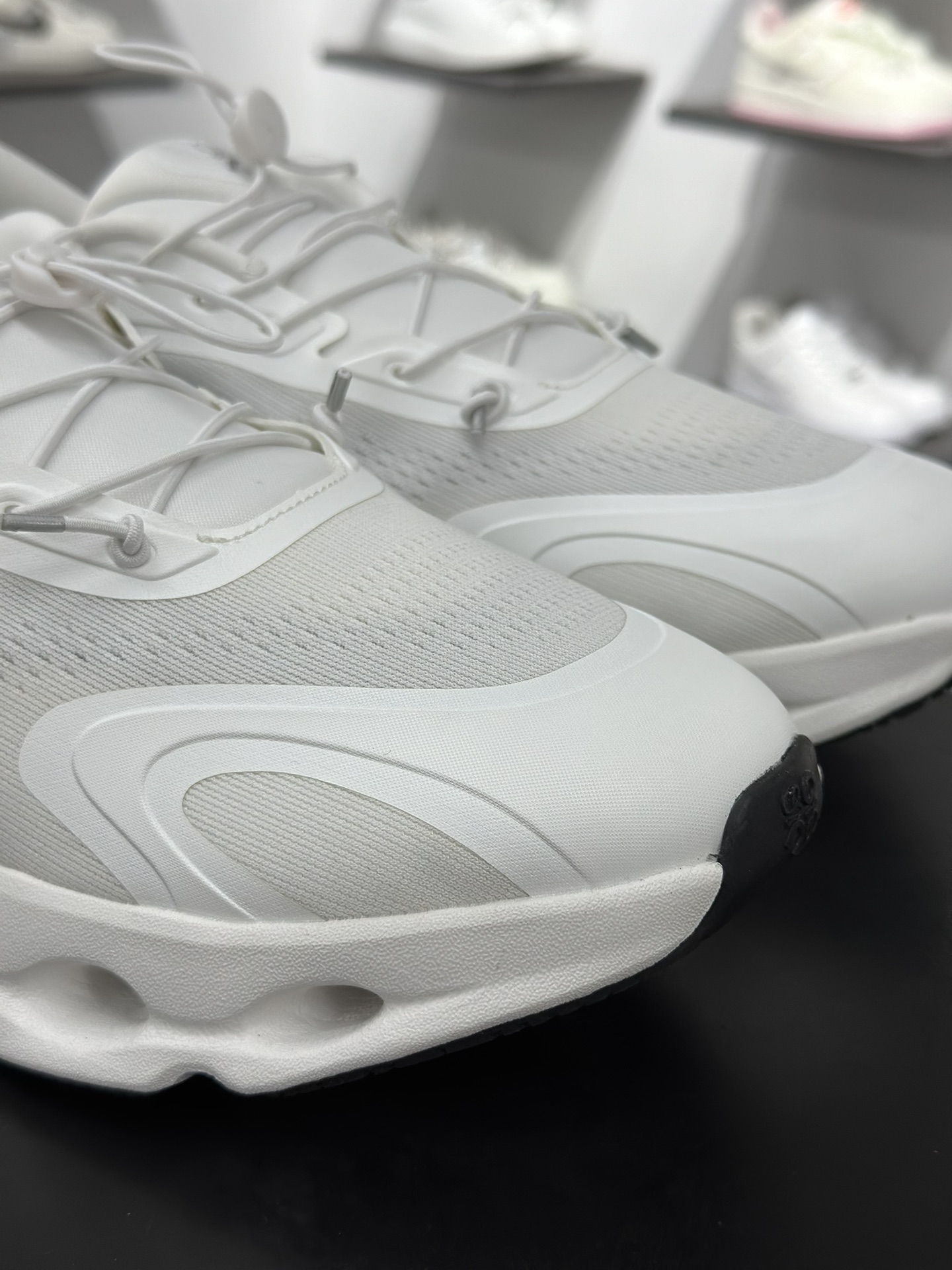 180 On昂跑 LOEWE 系列低帮轻量舒适多功能休闲运动鞋 3MF3066