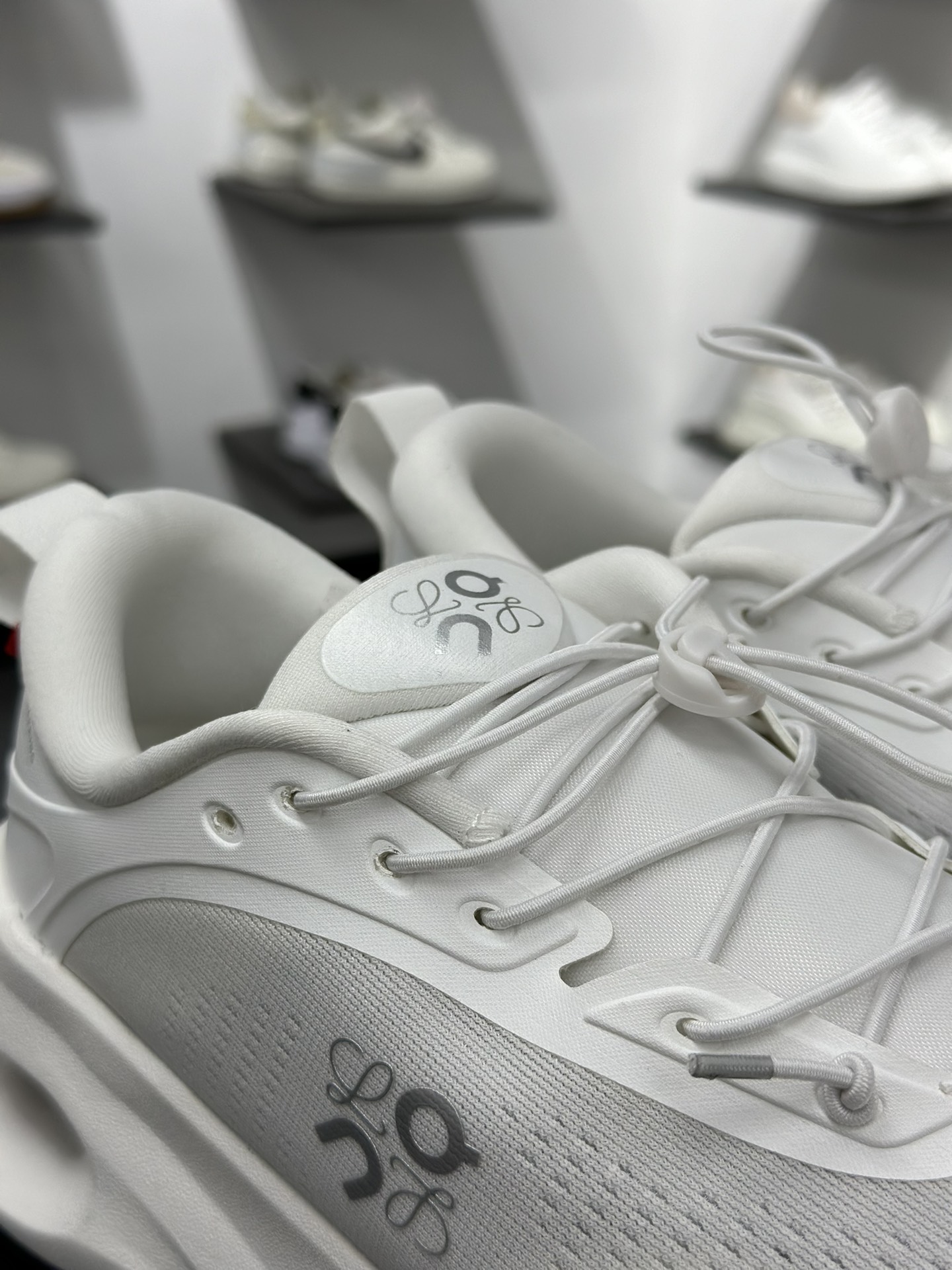 180 On昂跑 LOEWE 系列低帮轻量舒适多功能休闲运动鞋 3MF3066